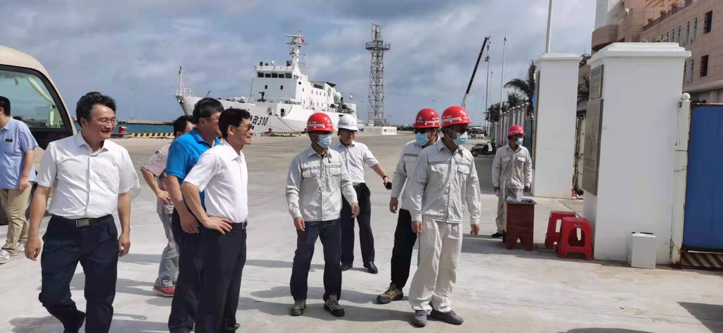 海南省省委常委、常務(wù)副省長(zhǎng)沈丹陽(yáng)蒞臨馳大建筑工程有限公司承接的三沙主權(quán)廣場(chǎng)調(diào)研指導(dǎo)